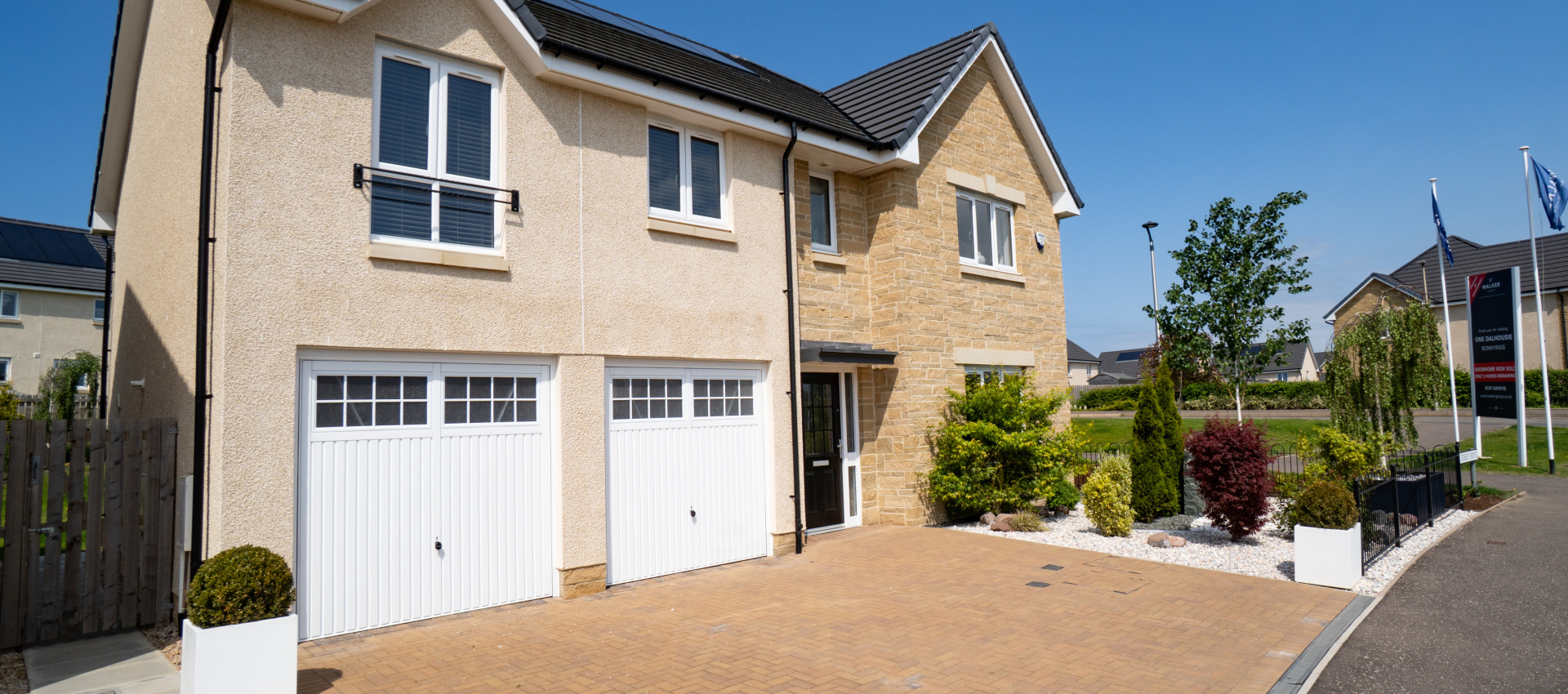 Show home with garage doors DSC02819