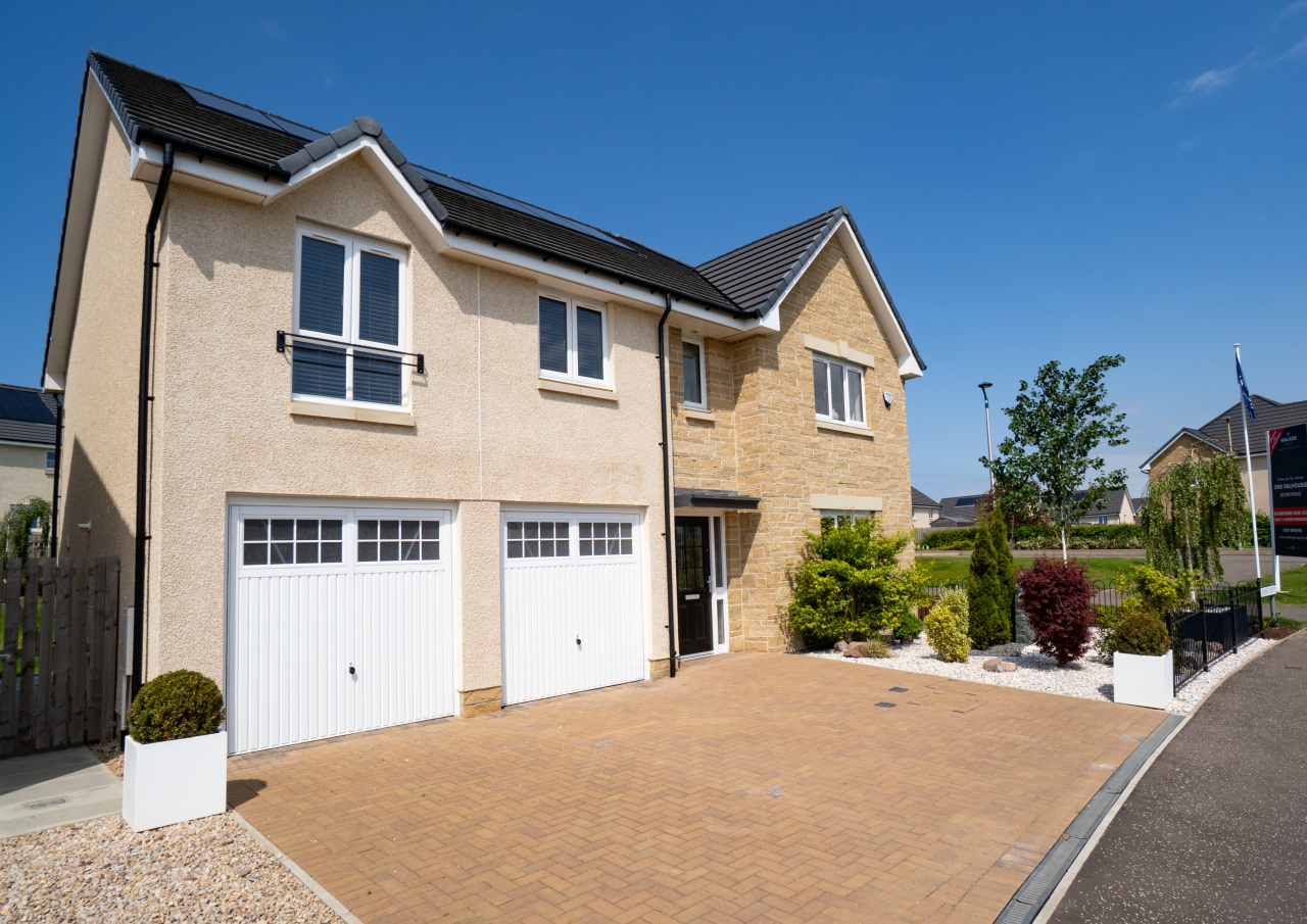 Show home with garage doors DSC02819